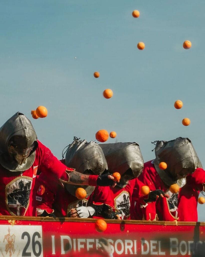 📍Ivrea 

La storia e la tradizione si fondono in un'esplosione di colori e allegria nel Carnevale di Ivrea: i carri allegorici, veri e propri capolavori artistici, sfilano per le strade della città accompagnati dalle maschere che danzano e cantano intorno ad essi per poi pas…