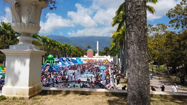 ReporteYa's tweet photo. #20Feb #Gobierno #Canavales
En el icónico espacio del paseo se instalaron piscinas, colchones inflables, trampolines, muros de escalar, tarimas, música y diversos juegos para el disfrute de los niños de la ciudad - @la_patilla https://t.co/RSzyibM3Jo