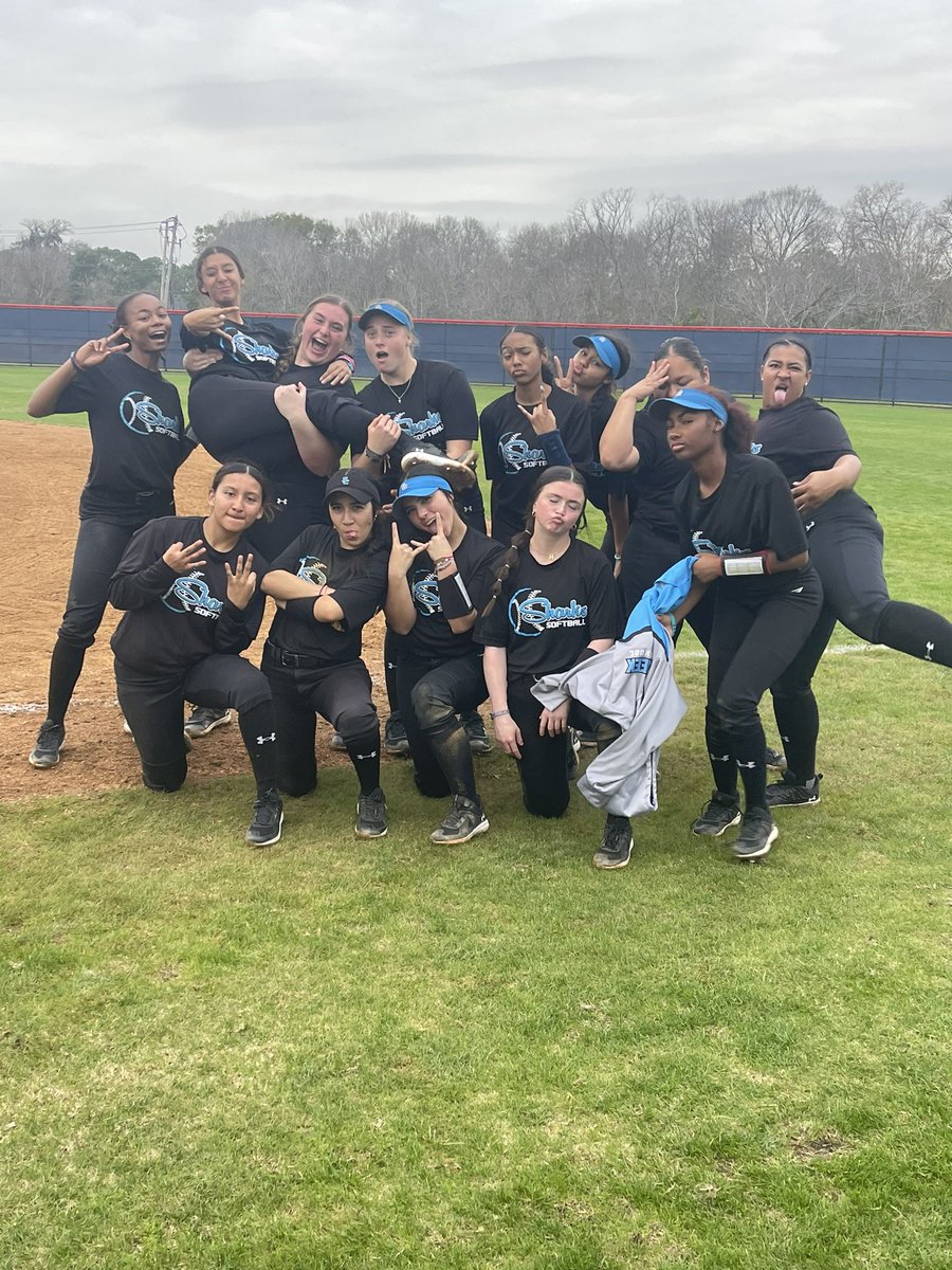 ShadowCreekSB's tweet photo. Love seeing our Lady Sharks getting after it TOGETHER! 💯 🦈 🥎  how we do anything, is how we do EVERYTHING! 🙌🏽🥎💯🙏🏼 Great 4-2 performance this past weekend! 🔥 https://t.co/FzVTtz6Y9n