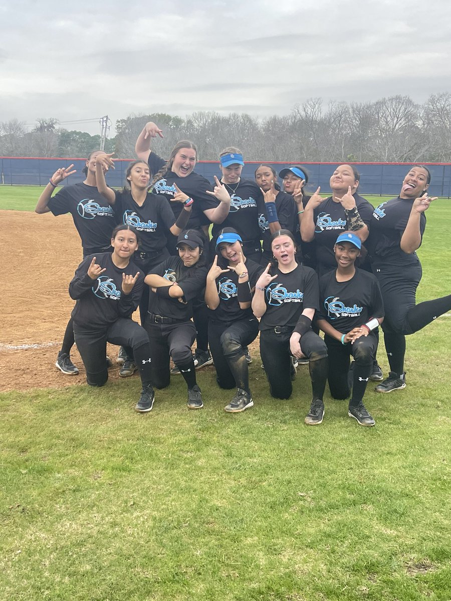 ShadowCreekSB's tweet photo. Love seeing our Lady Sharks getting after it TOGETHER! 💯 🦈 🥎  how we do anything, is how we do EVERYTHING! 🙌🏽🥎💯🙏🏼 Great 4-2 performance this past weekend! 🔥 https://t.co/FzVTtz6Y9n