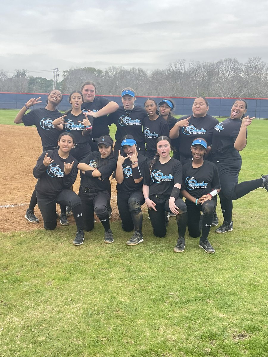 ShadowCreekSB's tweet photo. Love seeing our Lady Sharks getting after it TOGETHER! 💯 🦈 🥎  how we do anything, is how we do EVERYTHING! 🙌🏽🥎💯🙏🏼 Great 4-2 performance this past weekend! 🔥 https://t.co/FzVTtz6Y9n