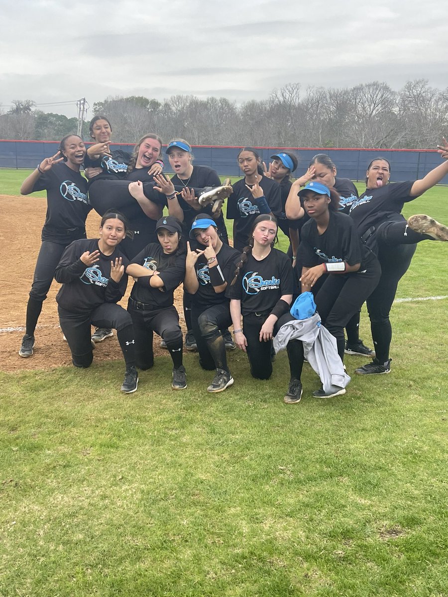 ShadowCreekSB's tweet photo. Love seeing our Lady Sharks getting after it TOGETHER! 💯 🦈 🥎  how we do anything, is how we do EVERYTHING! 🙌🏽🥎💯🙏🏼 Great 4-2 performance this past weekend! 🔥 https://t.co/FzVTtz6Y9n