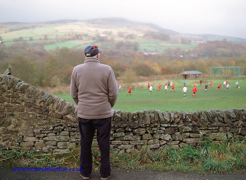 HOMESofFOOTBALL's tweet photo. you may have seen this one on tv
#204 @BuxworthFC "REMEMBERANCE DAY' yr2014
FotoBy©stuartroyclarke

I'm going thru 800 possibles for a DEFINITIVE H.O.F. book for 2024
Do give me your takes

(You CAN buy the pics BiG only + free lights to light them...AND free books for a year) https://t.co/BZWFXvYakZ