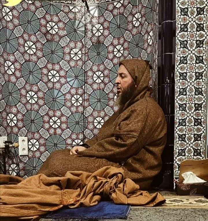 said_alkamli's tweet photo. فإن أنفس ما أنفقت لجمعه الرغائب و أنضيت للنهل منه الركائب تحصيل بضاعة لا بوار لها و غنم لا غرم معه وسلعة الاتجار بها عبادة و الانفاق منها زيادة وصاحبها ذو ريادة وسيادة ومديرها سالك مهيعا في جنة رب العالمين أعني تحصيل علوم الشرع. 
وإن من أنفع هذه العلوم...علم الفقه في الدين 
بتصرف https://t.co/JKiOrYRgIQ