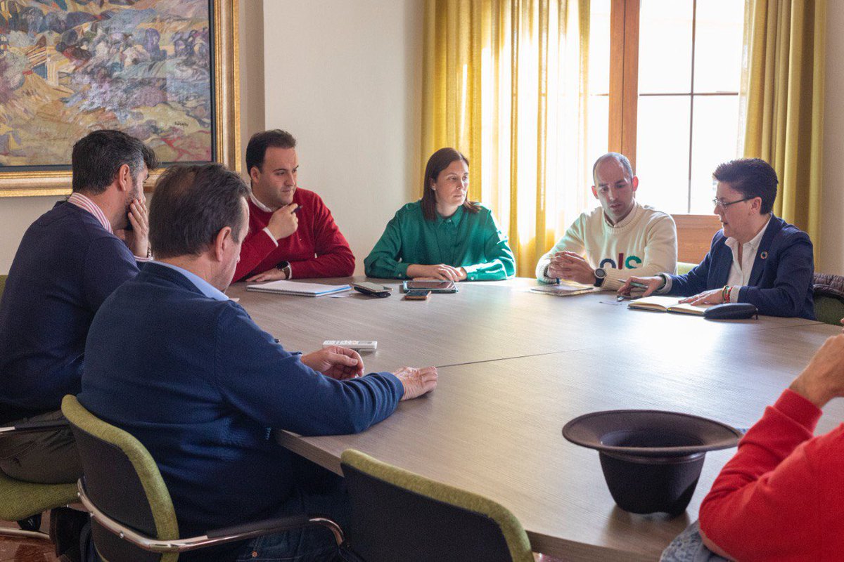jrvaldiviaPP's tweet photo. Hoy he mantenido reunión con el nuevo gerente de la empresa de transporte Carrera, para consensuar y mejorar los servicios entre #Camponubes #Zamoranos #FuenteTojar #ELAdeCampos #ElCañuelo y #PriegodeCórdoba.

#SigamosAvanzando https://t.co/TRYPOb2Jph