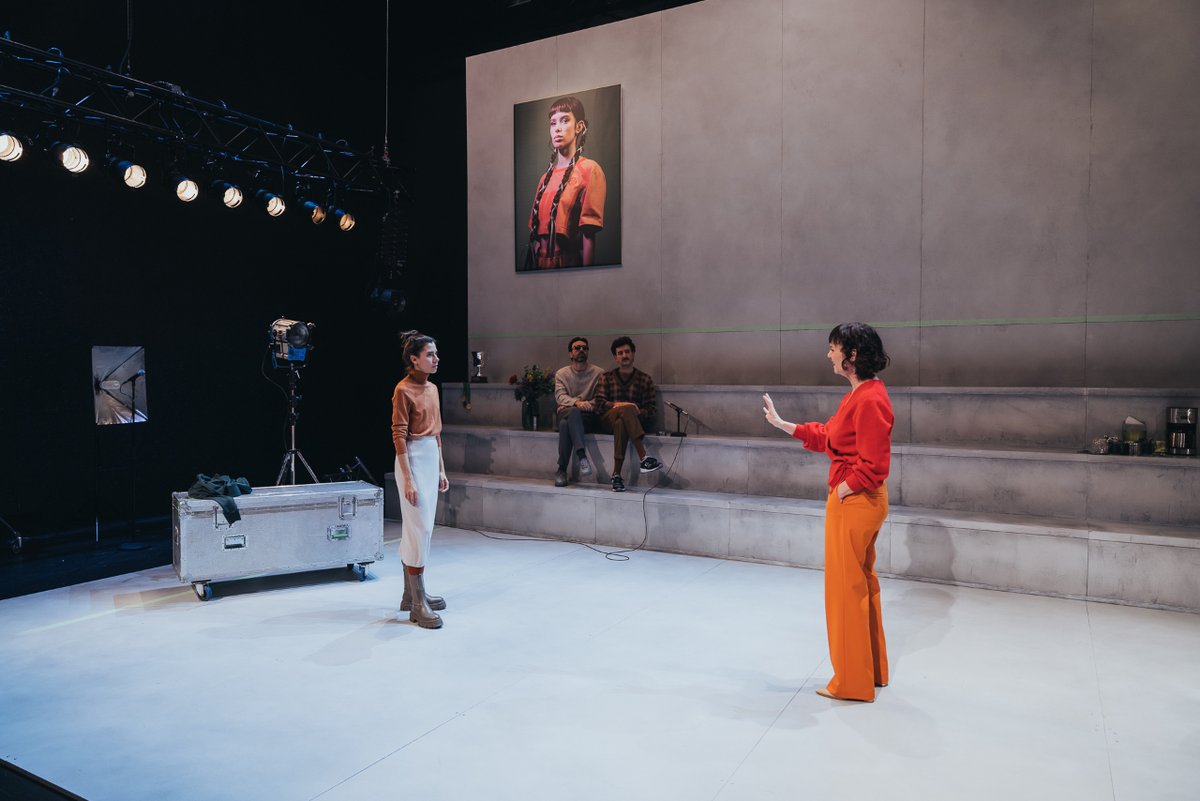 centrodramatico's tweet photo. “Max, ¿tú crees que yo tengo derecho a hacer spoken word?”, Miranda en #LosPálidos.

🎭 Mañana por la tarde tenemos encuentro con el equipo artístico de #LosPálidos, la obra que dirige Lucía Carballal. ¡No te lo pierdas!

🗓️ Hasta el 26 MAR
➕ info: https://t.co/q3WsRof060 https://t.co/JVtcbpcn5o