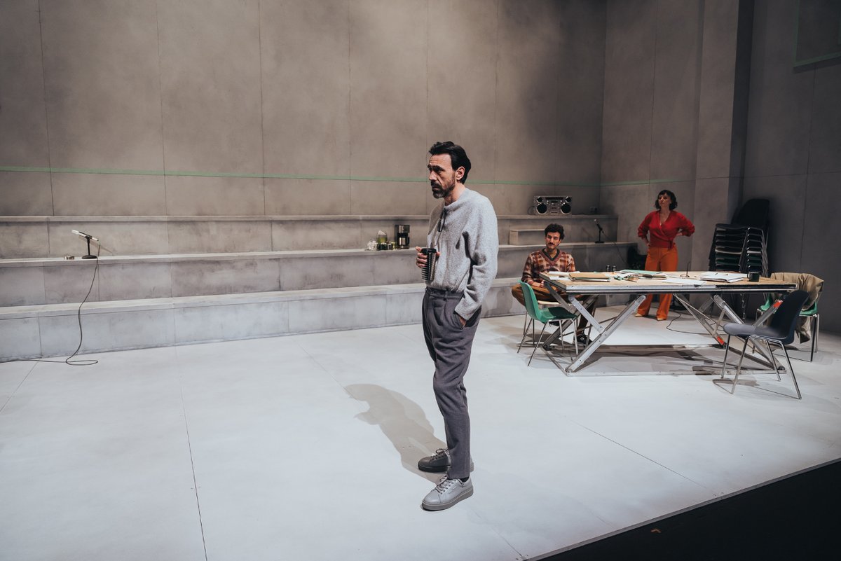 centrodramatico's tweet photo. “Max, ¿tú crees que yo tengo derecho a hacer spoken word?”, Miranda en #LosPálidos.

🎭 Mañana por la tarde tenemos encuentro con el equipo artístico de #LosPálidos, la obra que dirige Lucía Carballal. ¡No te lo pierdas!

🗓️ Hasta el 26 MAR
➕ info: https://t.co/q3WsRof060 https://t.co/JVtcbpcn5o