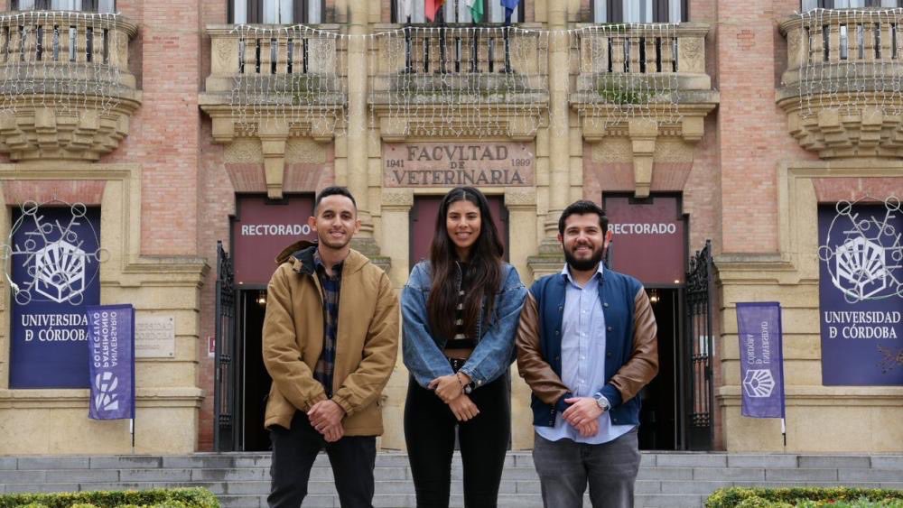 DigitalAgriUCO's tweet photo. 🗣Tres estudiantes latinoamericanos estudian en España gracias a las #becasIICA para cursar el #máster @DigitalAgriUCO  de la @univcordoba https://t.co/KwDrfzKpzG @IICA_Europa https://t.co/7JmRL491mD