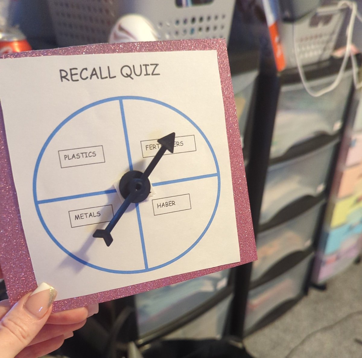 MissCMarriee's tweet image. Revising how to answer 'using your knowledge questions' in Chemistry by spinning the arrow and talking about whatever topic it lands on for 2 whole minutes. #metacognition @PGS_ScienceDept 🔬⚛️👩💻👨🔬🧠
