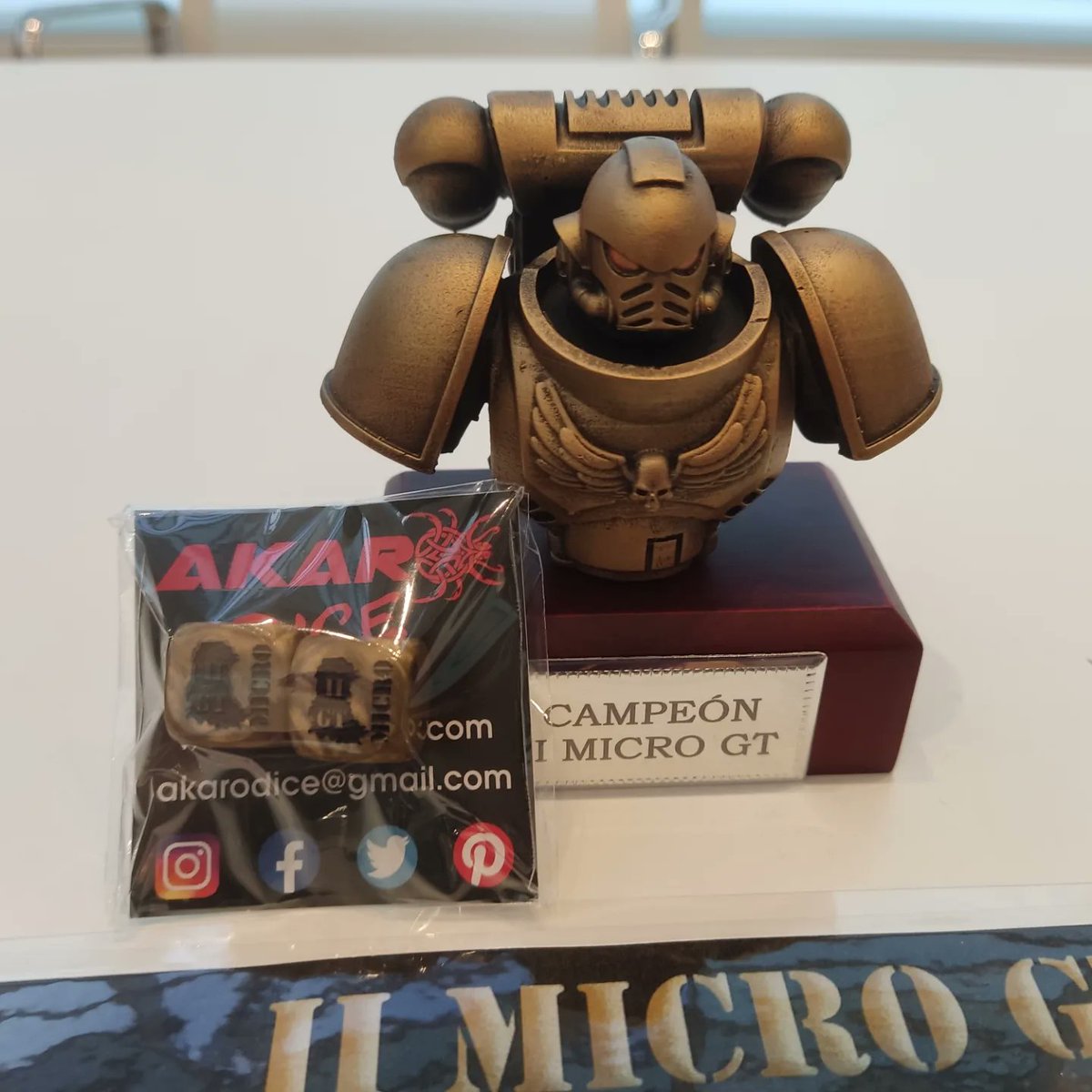 acuphammer's tweet photo. Los tres mejores jugadores del torneo tuvieron la suerte de llevarse estos maravillosos trofeos pintados por @kike_ruizperez 
También les acompañan unos dados a juego conmemorativos de sus victorias en el #iimicrogt gracias a la colaboración de @akarodice https://t.co/JJcLF94br9