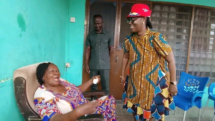 GiftyUrsula's tweet photo. I paid a visit to some senior citizens in Dansoman, Zodiac "Akoko" photo electoral Area as part of my regular engagements with constituents.

I interacted with the elderly in their homes while providing financial assistance to the sick and expressed my gratitude. https://t.co/nFDBFHWDWw