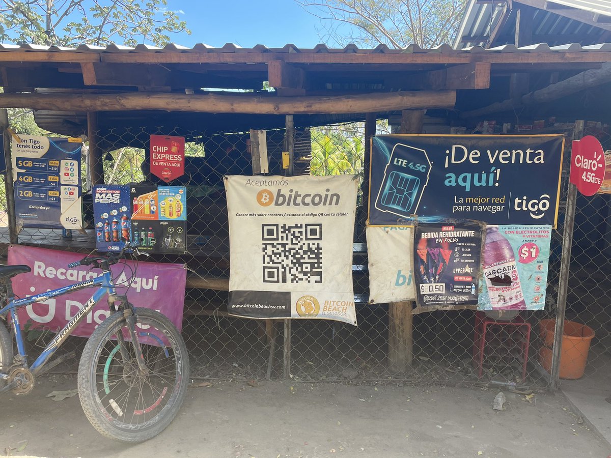 First impressions of El Zonte are simply epic! 🧡

People are nice.
Food is good.
It looks like paradise.

.. and I have never seen this many businesses accept #Bitcoin 

Love it! 😍