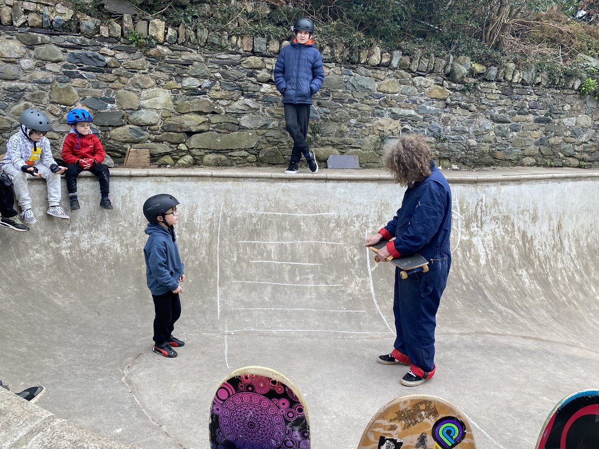 angharade's tweet photo. Bore Braf o Wers sgrialu gyda ffrindiau#hannertymor#biwlPesda#plantactif  @YsgLlanllechid  @CyngorGwynedd https://t.co/qaEleMTEwl