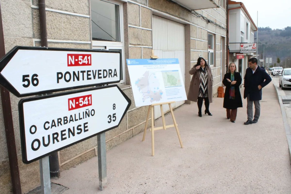 Coa conselleira , <a href="/EthelVazquez_m/">Ethel Vázquez Mourelle</a> , e á alcaldesa, <a href="/patriciaboboras/">Patricia Torres</a>  , na visita ás obras de renovación da rede de saneamento, abastecemento e pluviais da travesía de Brués no <a href="/ConcelloBoboras/">Concello de Boborás</a>  nas que a <a href="/Xunta/">Xunta de Galicia</a>  fixo unha aportación do 80% dos 390000€ do investimento.