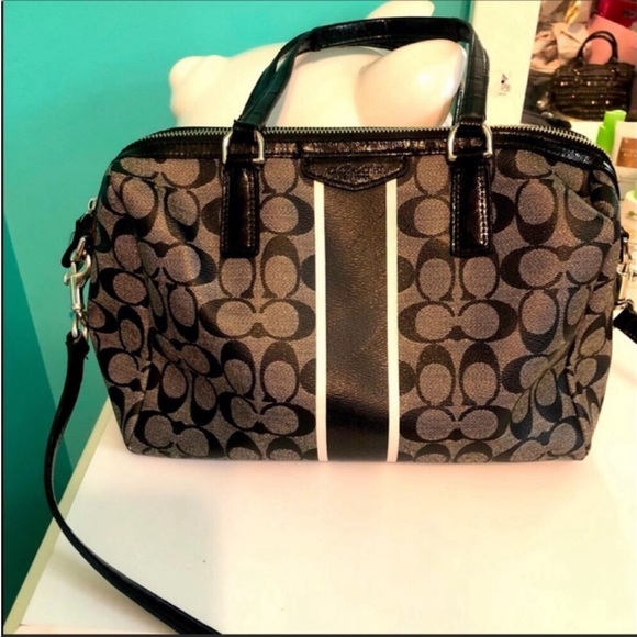 designerdivaC's tweet photo. So good I had to share! Check out all the items I'm loving on @Poshmarkapp #poshmark #fashion #style #shopmycloset #dooneybourke #coach #louisvuitton: https://t.co/KNM2BhTHDl https://t.co/69fVgVQJTO