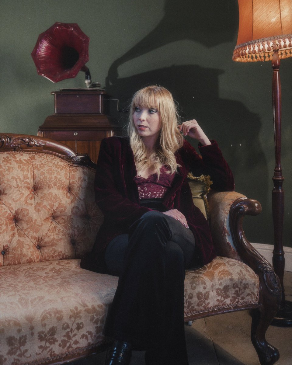 lisawthefringe's tweet photo. 🖤 Stuck On You is out THIS FRIDAY 🖤 I’m so excited to share this next song from my Debut EP ⚡️ Shoutout to @LMFMRADIO @beat102103 @wlrfm and @meathchronicle for all the love on this already!🔥 keep an eye out for snippets &amp; behind the scenes bits over the week to celebrate ⚡️ https://t.co/Q00lnscqMK