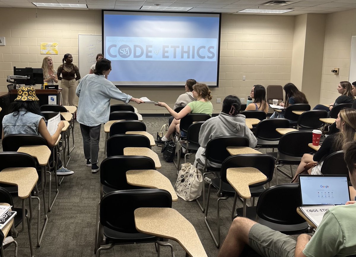 eric_adelson's tweet photo. Ethics talk today at the ⁦@ucfspj⁩ meeting! ⁦⁦There’s @CBrauchlerNews⁩ handing out the ⁦@spj_tweets⁩ code. https://t.co/hzJPQfIFDT