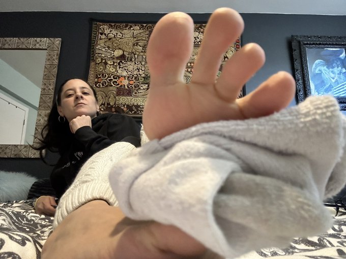 Time to join my OnlyFans and smell my stinky socks!  https://t.co/YXe3pHY2pD https://t.co/4vxFFJyJbl