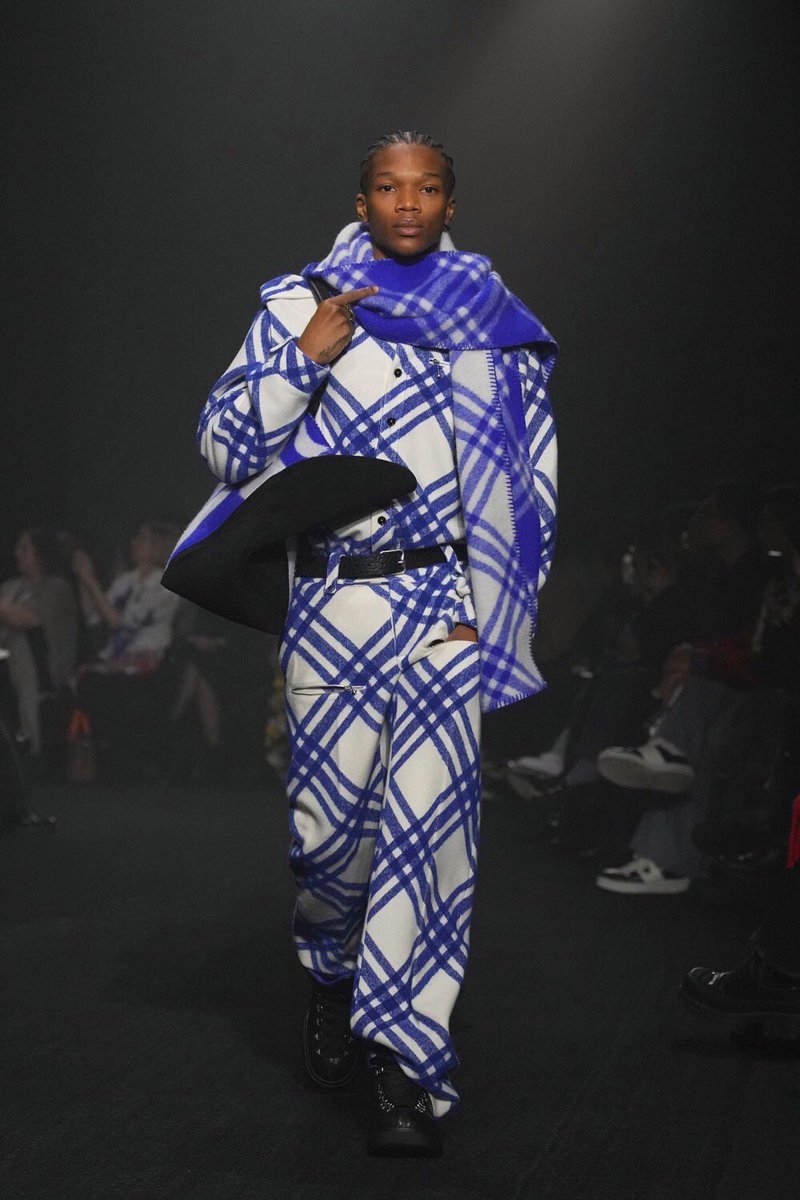 jacquemusx's tweet photo. After Bottega green, Daniel Lee gives us Burberry blue! https://t.co/t7amIyL3cY