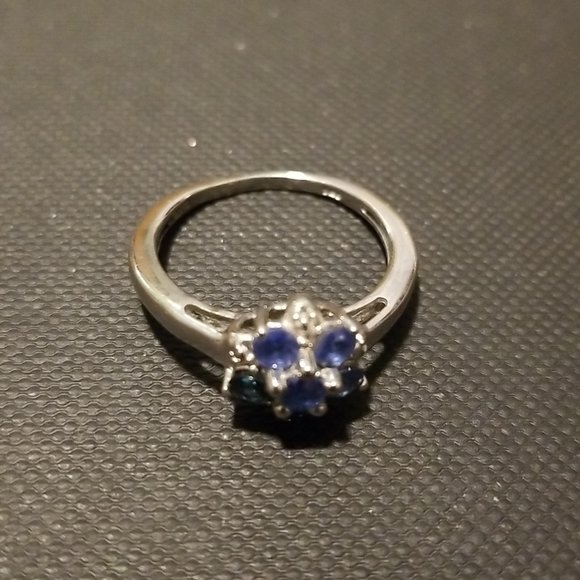 radiance1992's tweet photo. So good I had to share! Check out all the items I'm loving on @Poshmarkapp #poshmark #fashion #style #shopmycloset #pandora: https://t.co/96T3CdcFHV https://t.co/u2XN0VHUzk