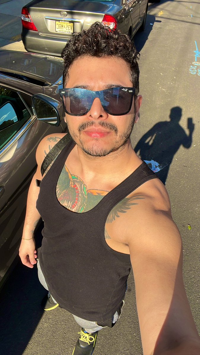 JosAponte's tweet photo. 59 degrees outside on winter? Biatch tank top it is https://t.co/h6Zh2QymJ3