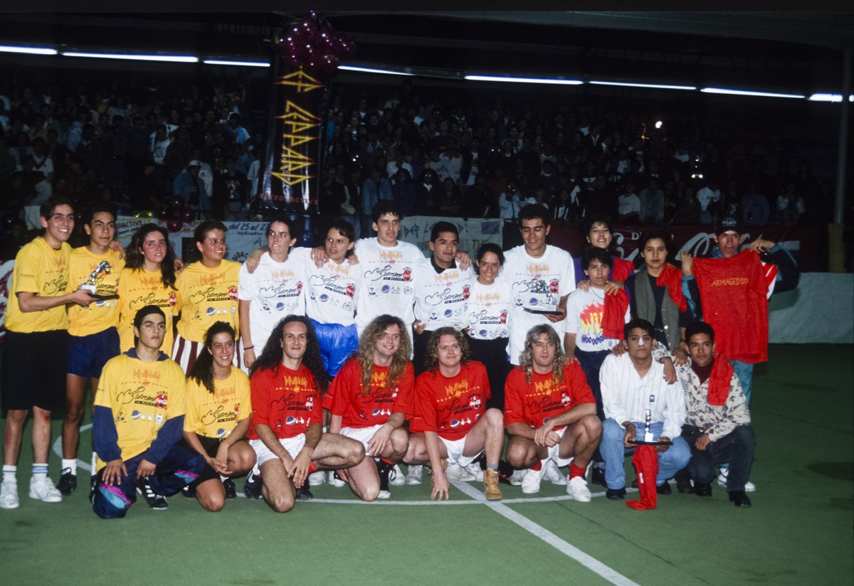 Jazzrockman's tweet photo. Durante la primera visita de Def Leppard a México hace ya 30 años, decidieron jugar un partido de fútbol rápido con un grupo de fans. ¡La convivencia fue sensacional! Alguien recuerda en donde fue?
Fotografía: Fernando Aceves. https://t.co/BF7Kslux9e