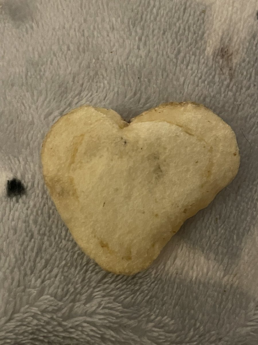 I’ve found a heart ❤️ shaped crisp @walkers_crisps #lovefromwalkers