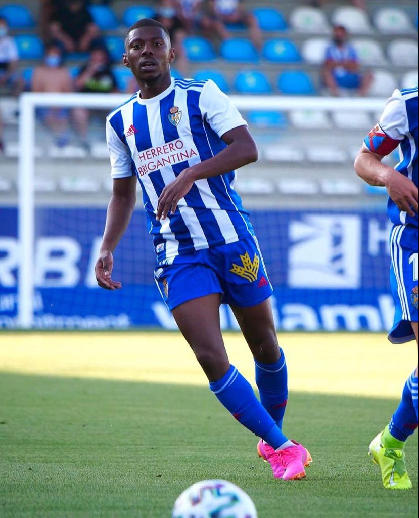 Lesportifs_'s tweet photo. @AsDouaneFoot se renforce avec l'arrivée de Mouhamed Beye (@moomo_beye).
L'ancien joueur de SD Ponferradina en deuxième division espagnole signe pour le reste de la saison chez les Gabelous.
#MercatoSN https://t.co/kJKb2eyPDo