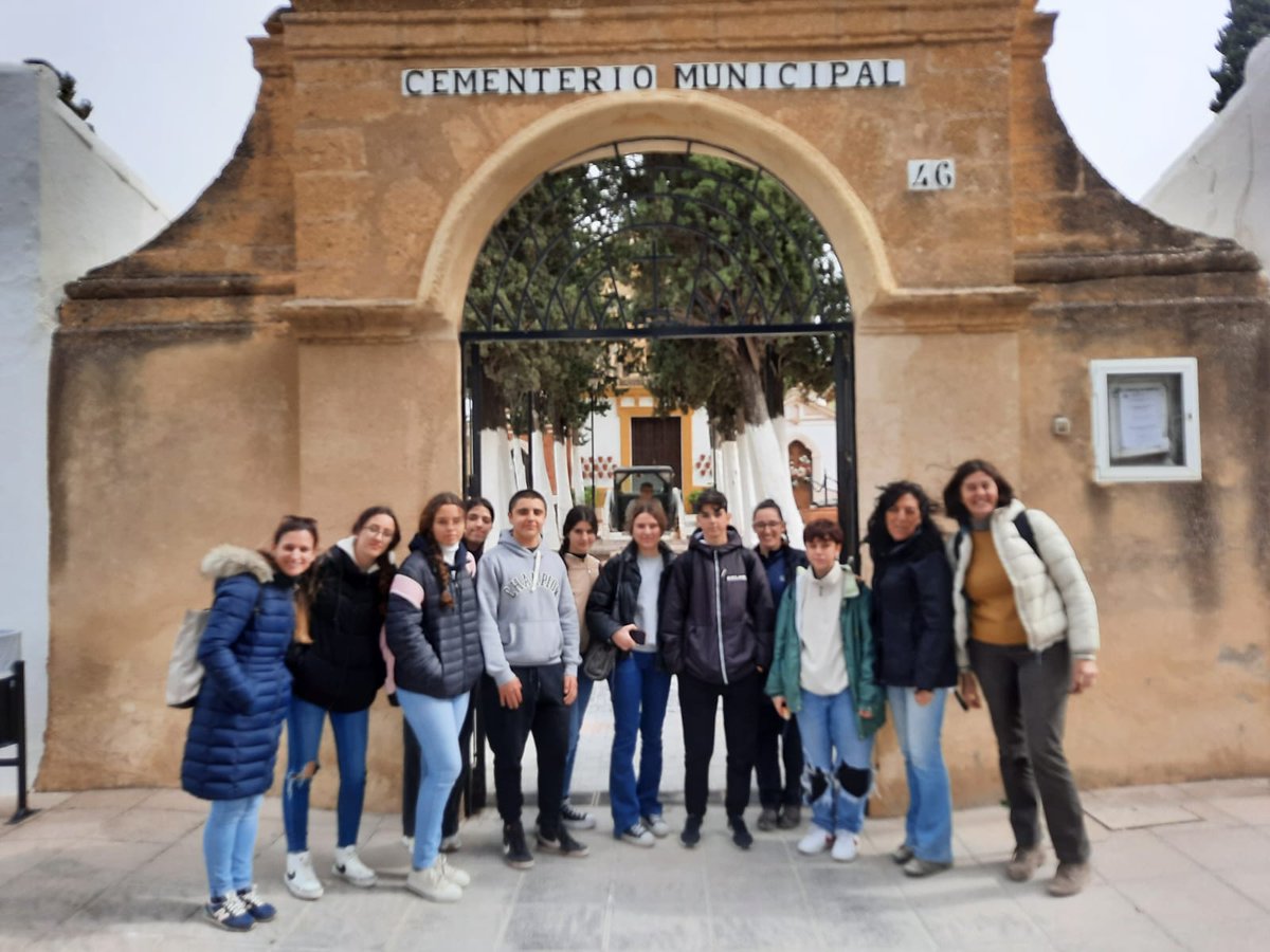 OsunaRecuerda's tweet photo. Tercera sesión de trabajo del proyecto Jóvenes con Investigadores, hoy en el cementerio de Osuna @OsunaRecuerda 
@unisevilla 
@JconInv https://t.co/LMoHriucst