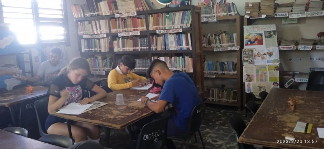 ComunicDMEColon's tweet photo. La sala de lectura de la biblioteca escolar en la ESBU: Guillermo Llabre #ColonEnVictoria es visitada por los estudiantes que derrochan amor, imaginación y creatividad en los trabajos del Concurso Pioneril "Yo Cuido mi urna, por #Cuba, por todos" #MejorEsPosible @comunicadoramtz https://t.co/vrlxVtmXO0