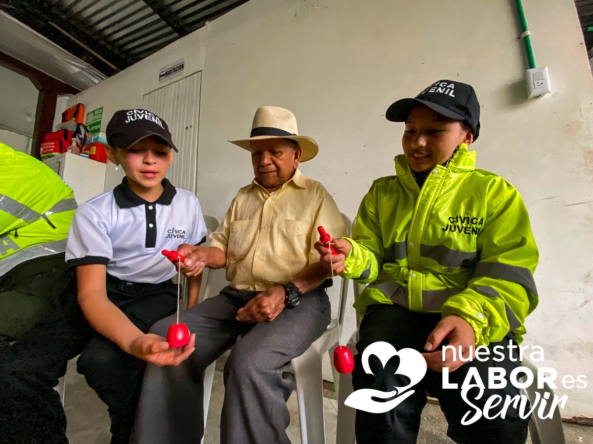 alcaldiadeisnos's tweet photo. La Secretaría de Desarrollo Económico y Social de la #AlcaldíaDeIsnos y la Policía Cívica, realizaron un trabajo con nuestro Adultos Mayores del Centro Vida, con el fin de promover hábitos saludables. Fue un encuentro con actividad física, danza y muchas sonrisas. ❤️🧓👴#Isnos https://t.co/4ATtVdEWQI