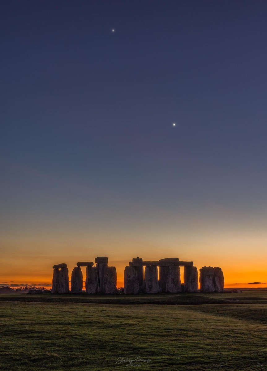 ST0NEHENGE's tweet photo. Jupiter and Venus getting even closer last night😍✨ #stonehenge #jupiter #venus #sunset 📷 credit Stonehenge Dronescapes on FB https://t.co/AwaVojLFkM