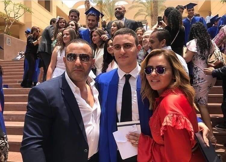 raul_alsafy's tweet photo. أحمد السقا في حفل تخرج ابنه ، الناجح يرفع ايده المكان كله مُحاصر https://t.co/eGEratDJUo