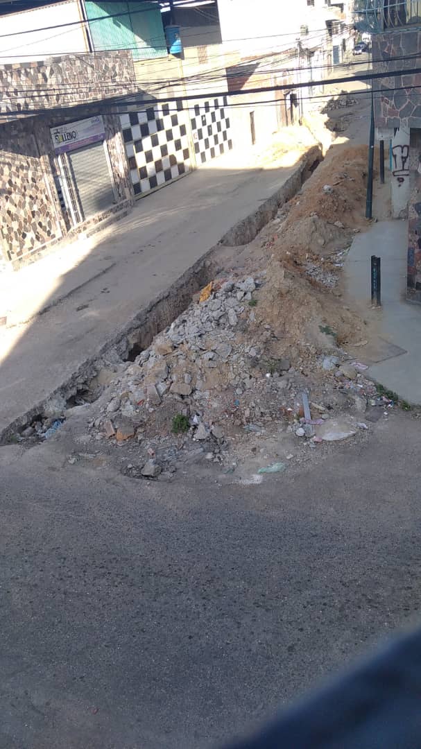 PDJDA68's tweet photo. @gildejes5 @Freddy_Rod13 @MirandaGob @plaza_alcaldia @MueveteCasarapa Desde el año pasado y no terminan de reparar la calle. Existen dos colegios y los vecinos  soportando el olor de las aguas servidas. https://t.co/24ZM1d1Gcv