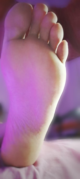 2 pic. Te gustan mis plantas de los pies? 
Las lamerias toda? 

Do you like my soles? would you lick