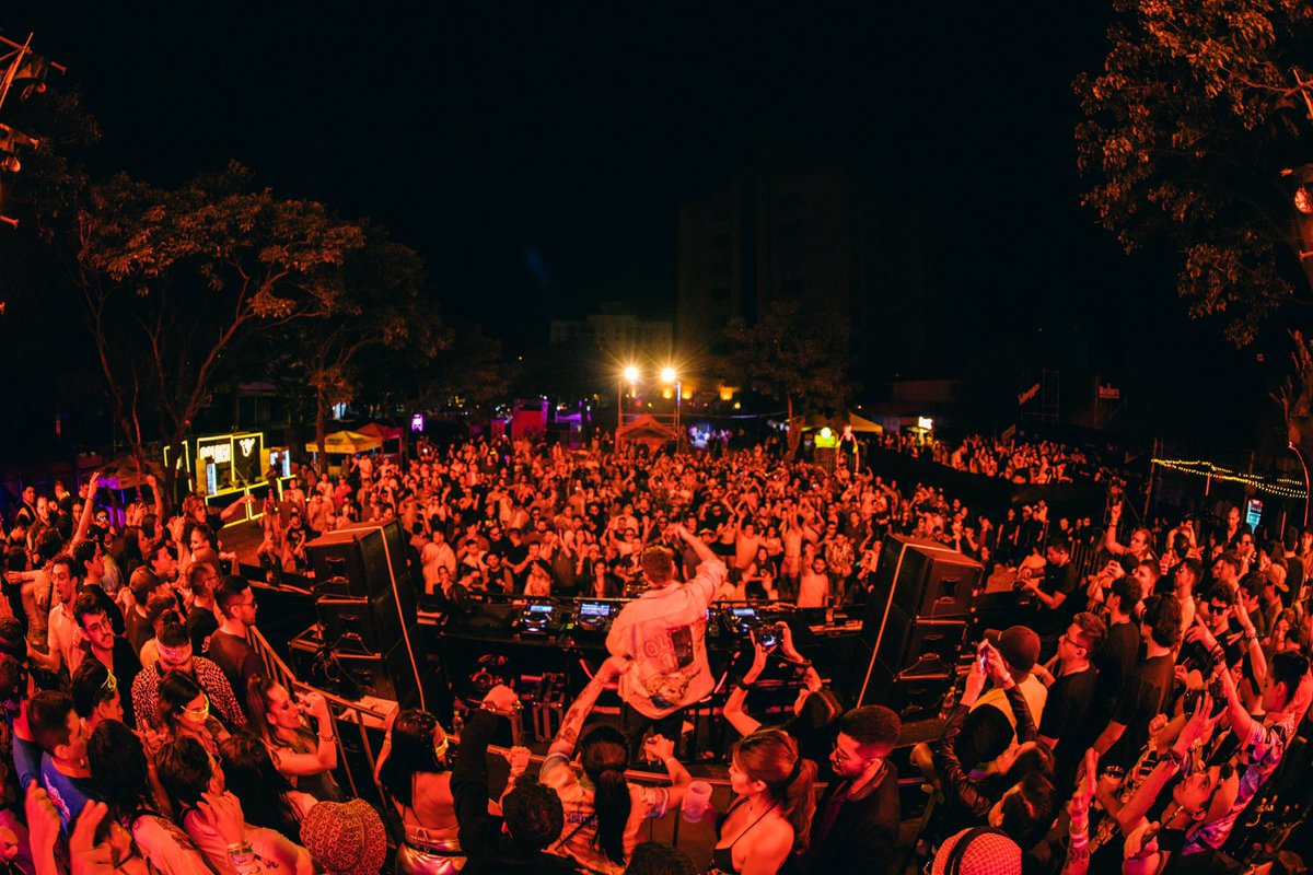 BeyondBolivia's tweet photo. Bailamos al ritmo del ícono del Melodic Techno @SpaceMotion 🎶 en el 1er día de ElectroPark 2023🔥

#SpaceMotion #Beyond #ElectroPark https://t.co/eoFaBn93Es