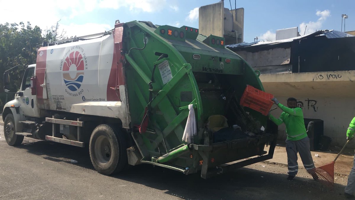 SIRESOL_CUN's tweet image. Atendimos 📍 Villas del Mar Plus que corresponde a la zona 2 con días de atención los lunes, miércoles y viernes en punto de las 2:00pm. ⏰

Recordemos que los camiones recolectores 🚛 #compactan la basura, no la revuelven.♻️

@anapatyp 
#CancúnNosUne