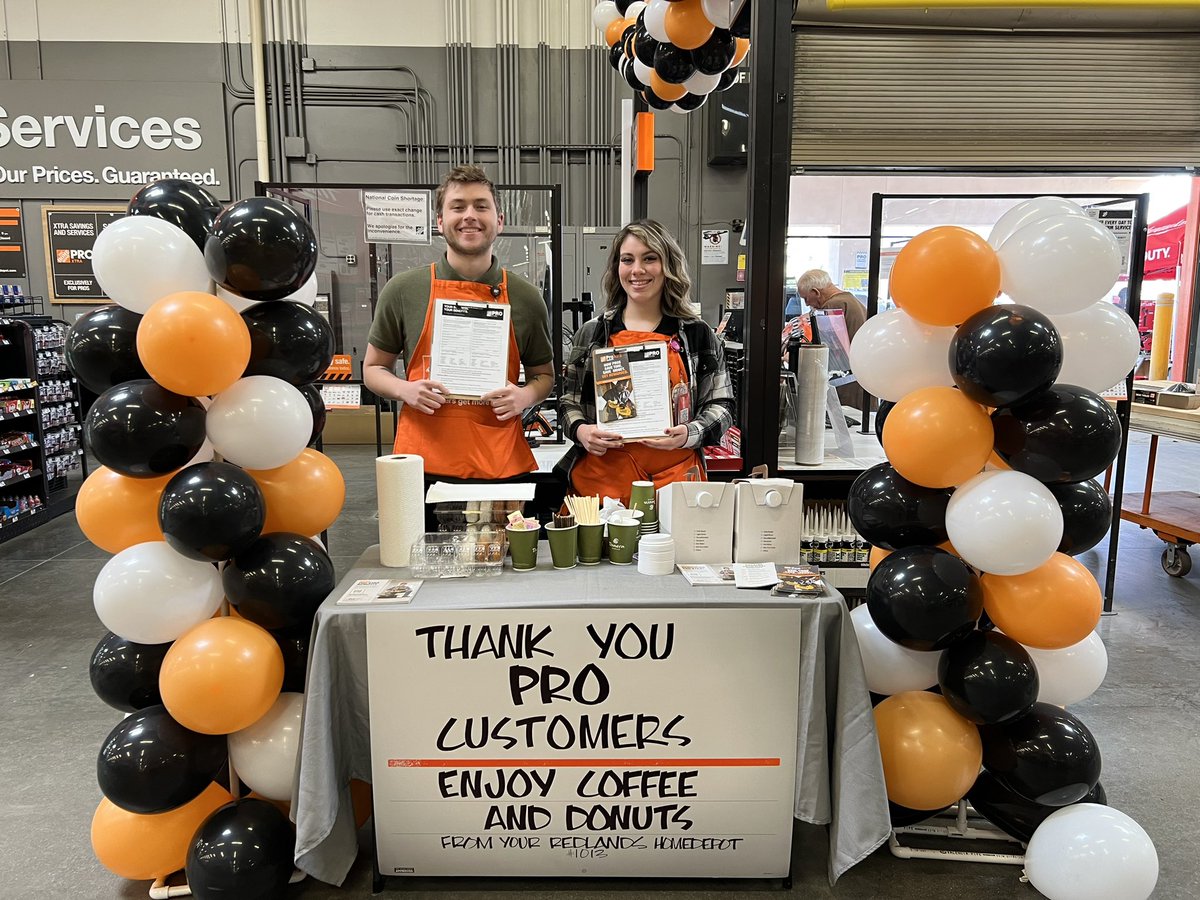 Alina_8987's tweet photo. Day 1 or our pro week @1013 coffee and doughnuts 🍩 for our pros all morning for the week to show how much we love them! Thank you @MilwaukeeTool for setting up and showing off for our pros! Let’s see what day 2 brings! #pacsouth🌵 https://t.co/zqdzWnNopm