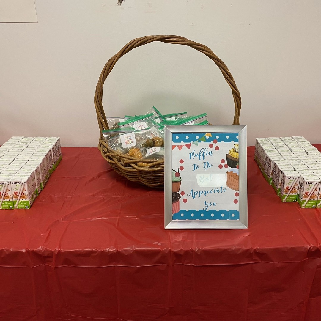 AppleMontSchool's tweet photo. Friday was #RandomActsOfKindnessDay and it is never too late to make someone’s day with a simple act of kindness. Not only was it a day to celebrate kindness, but we also had a chance to show our parents some appreciation with breakfast snacks and smiles.
😀 https://t.co/CLVWFWJpFk