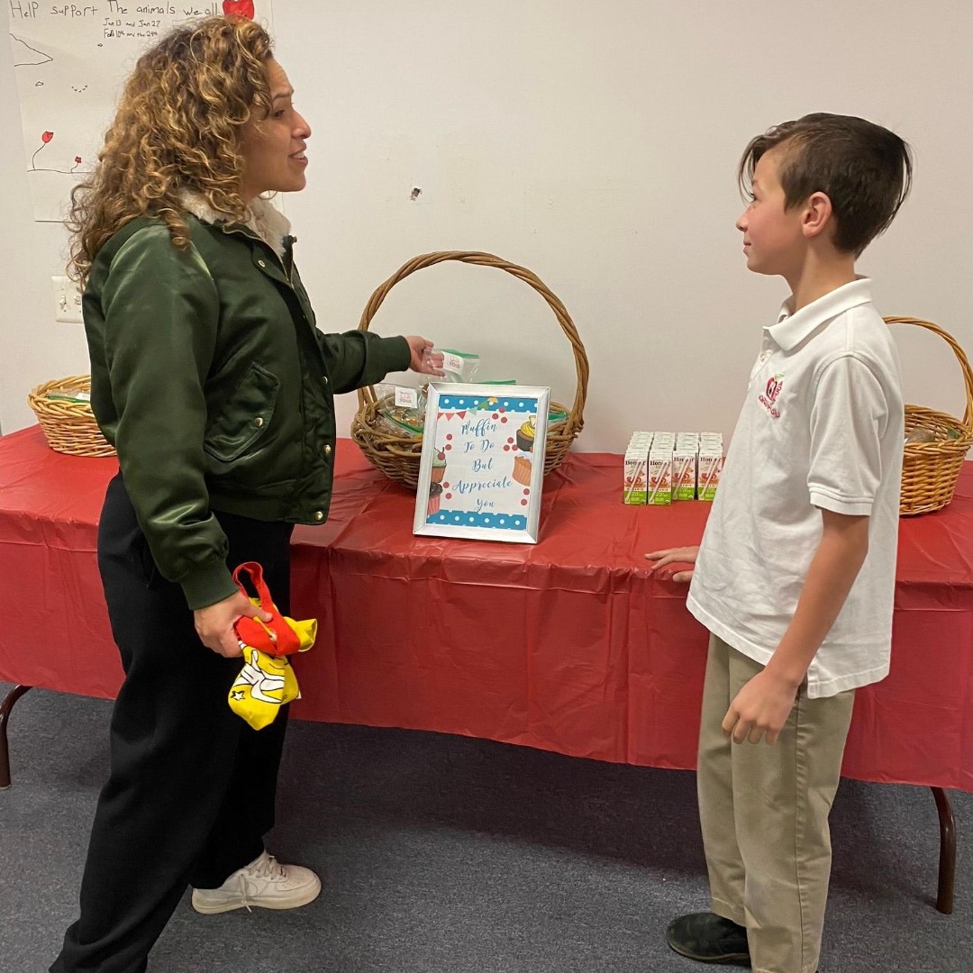 AppleMontSchool's tweet photo. Friday was #RandomActsOfKindnessDay and it is never too late to make someone’s day with a simple act of kindness. Not only was it a day to celebrate kindness, but we also had a chance to show our parents some appreciation with breakfast snacks and smiles.
😀 https://t.co/CLVWFWJpFk
