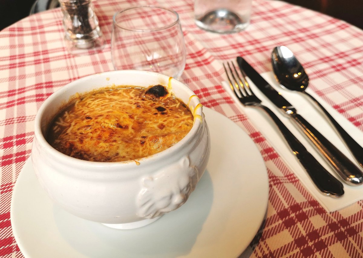 パリ♡

急遽金曜夜にホテルを取りパリへ！
初日は私がフリー😙2日目は夫がメッシの試合へ⚽

何度も来てるのに卒業旅行以来のシャンパンフラッシュ😍結局エッフェル塔登らなかったな😂
子供へのお土産リサとガスパールwithキティ（笑）キティちゃんういてる😇
食べたかったものも概ね食べれたし満足◎