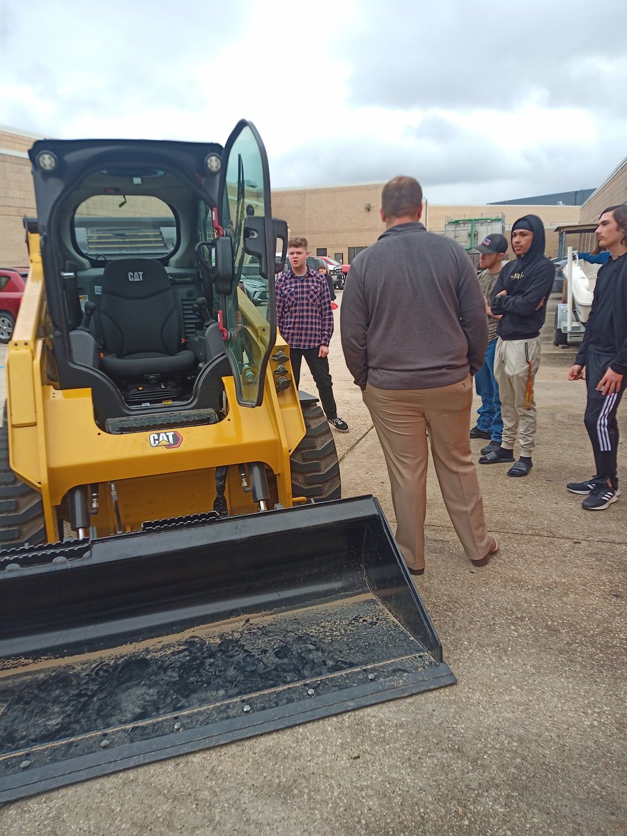 k_gaas's tweet photo. Today I would like to send out a thank you to Mustang CAT for coming out to talk with students about there training programs. Students got to see first hand demo with a skid steer. https://t.co/A7LtbBoR3i