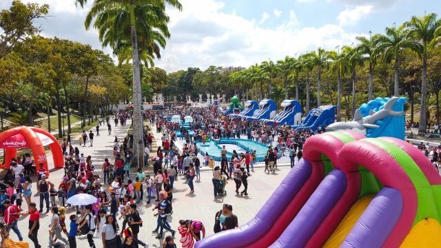 EstonehengeJose's tweet photo. #20Feb #Gobierno #Canavales
Cientos de caraqueños tomaron este lunes 20 de febrero el emblemático paseo Los Próceres, que durante los últimos años se ha convertido en la “playa” de muchos para celebrar los carnavales - @la_patilla https://t.co/heraV1yAyP