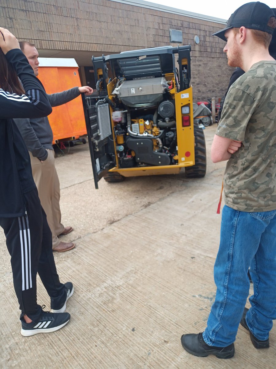 k_gaas's tweet photo. Today I would like to send out a thank you to Mustang CAT for coming out to talk with students about there training programs. Students got to see first hand demo with a skid steer. https://t.co/A7LtbBoR3i