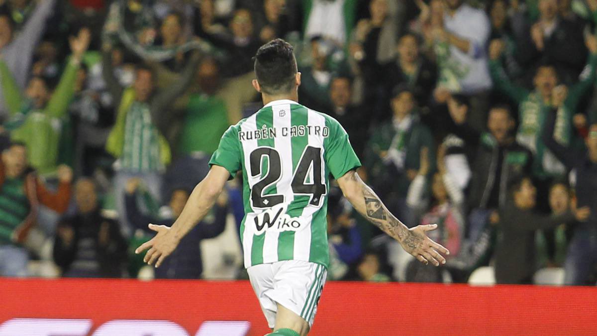 BetisStats's tweet photo. He aquí el futbolista español con más goles en toda la historia de las ligas profesionales de nuestro país.

Enhorabuena a Rubén Castro por este nuevo récord que, seguramente, ostentará durante muchos años.

Qué delantero se perdió la @SeFutbol https://t.co/XMY4f8CyS7