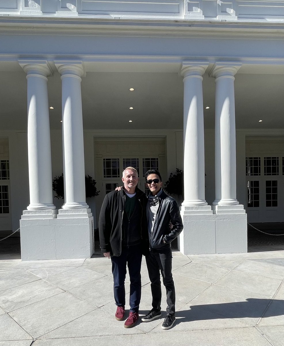 nighjonah's tweet photo. 🇺🇸🏠Visiting the president on President’s Day? Groundbreaking. #whitehouse #presidentsday #president #washingtondc #history #portrait #art #sharonsprung #robertmccurdy #obama @whitehouse ⁦@pdherron⁩ https://t.co/wZ0gfzVZib