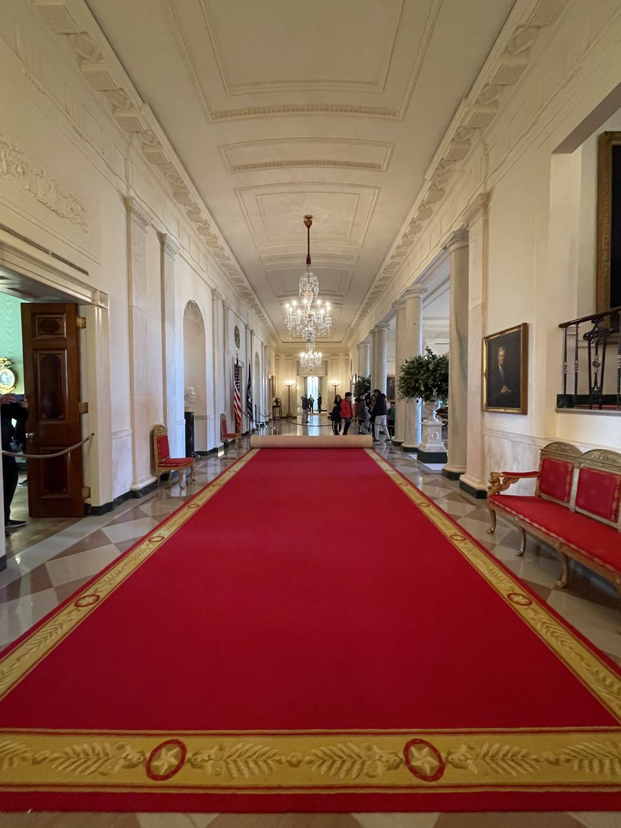 nighjonah's tweet photo. 🇺🇸🏠Visiting the president on President’s Day? Groundbreaking. #whitehouse #presidentsday #president #washingtondc #history #portrait #art #sharonsprung #robertmccurdy #obama @whitehouse ⁦@pdherron⁩ https://t.co/wZ0gfzVZib