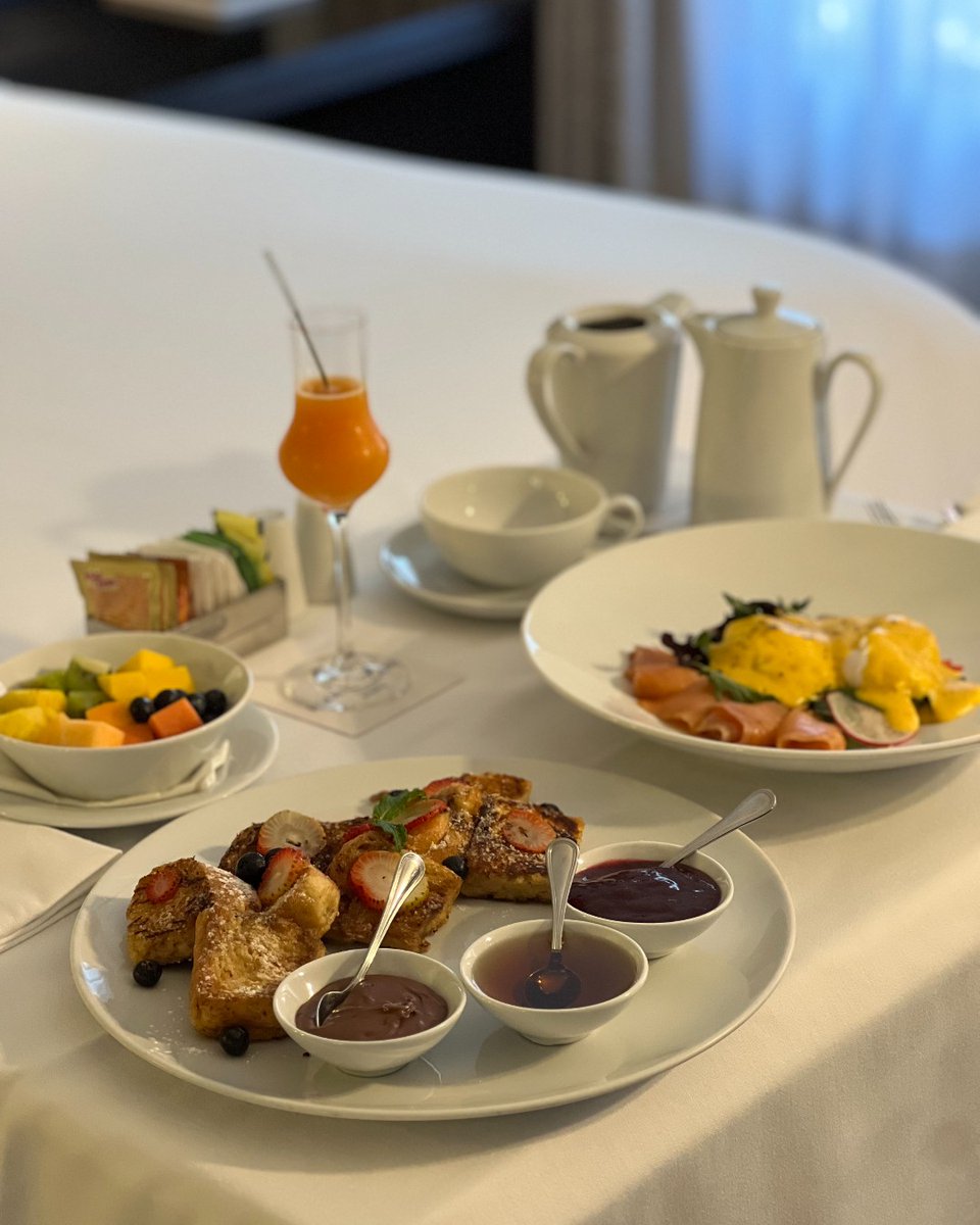 Relax and enjoy from your bed all the comforts of a luxury experience without leaving the covers. Room service menu is available 24/7. 🍽️  #Love is enjoying your stay without worries. 💚   #FourSeasons #FSBogotá 
#Bogotá #RoomService