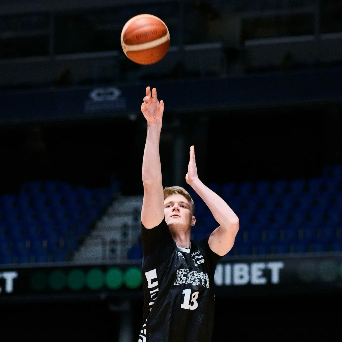 dinamo_sassari's tweet photo. 𝗞𝗔𝗦𝗣𝗔𝗥 𝗧𝗥𝗘𝗜𝗘𝗥 𝗙𝗜𝗕𝗔 𝗩𝗜𝗕𝗘𝗦

🇪🇪 Kaspar Treier si sta allenando con la nazionale estone in vista dei match contro Slovenia e Svezia per le qualificazioni a @FIBAWC

#fiba #estonia #national #treier #dinamo #siamsemprequa https://t.co/40LlyugWLu