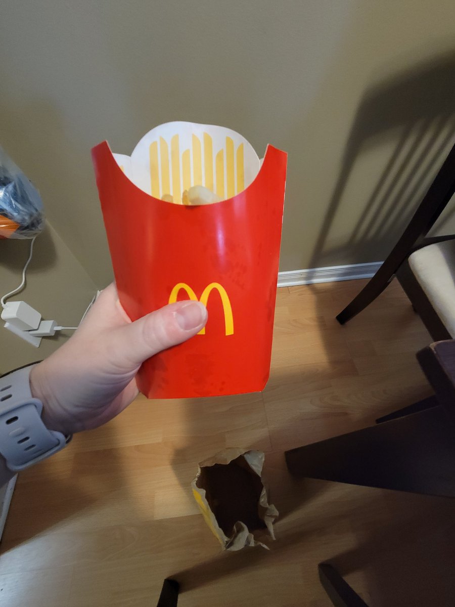 jediprincess84's tweet photo. Hey @McDonaldsCanada why did I pay to upsize my fries if you were just gonna fill it like a regular size? Rip off much? https://t.co/wfXpyPnLv6